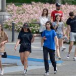 Giovani under 36 con documenti, simbolo di incentivi e agevolazioni fiscali.