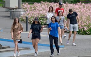 Giovani under 36 con documenti, simbolo di incentivi e agevolazioni fiscali.