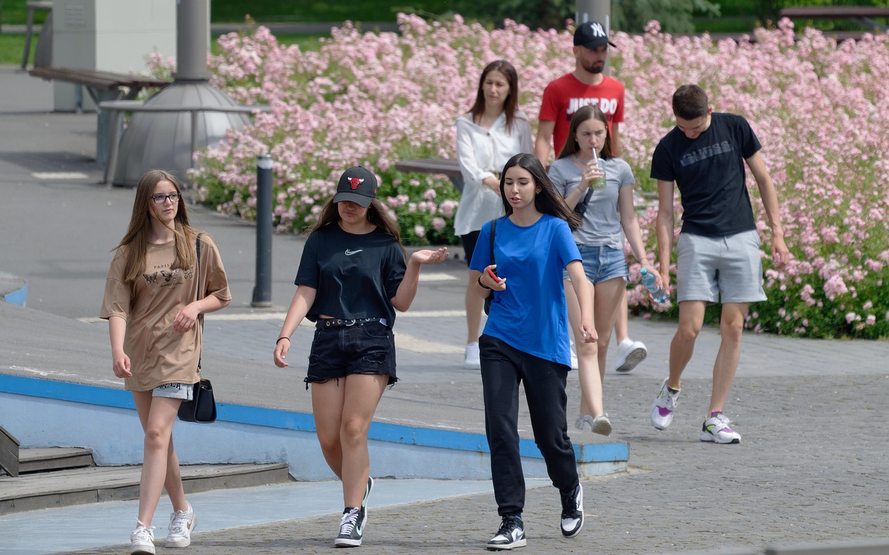 Giovani under 36 con documenti, simbolo di incentivi e agevolazioni fiscali.