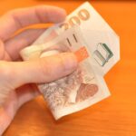 Insegnante al lavoro con grafico sugli stipendi nel 2026.