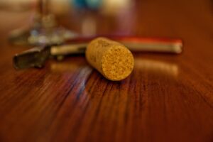 Tappo di sughero posizionato nel frigorifero, esempio di un trucco sorprendente per la conservazione.