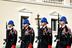 Carabiniere in uniforme, pronto per il servizio, simbolo di professione e sicurezza.