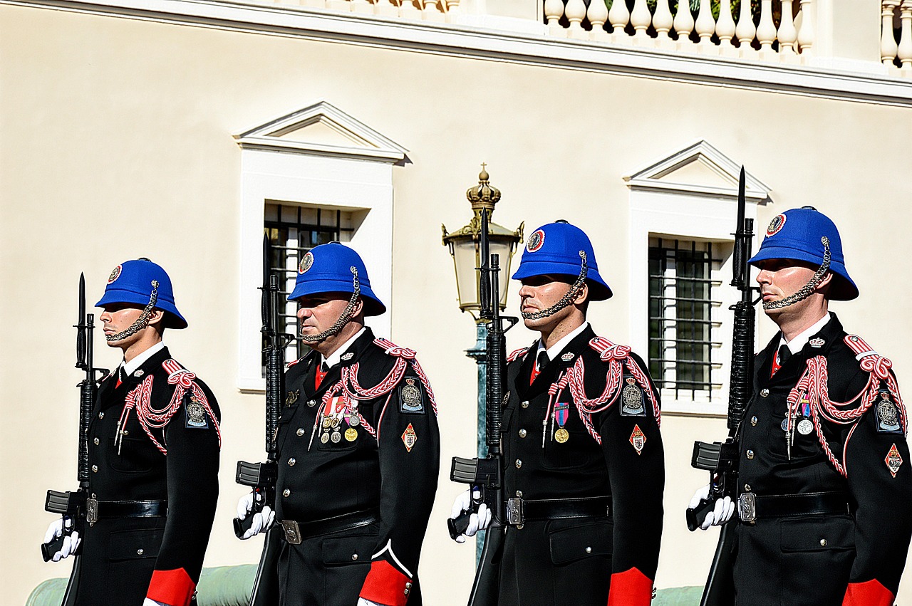 Carabiniere in uniforme, pronto per il servizio, simbolo di professione e sicurezza.
