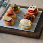 Cicchetti tipici del Veneto serviti in un caratteristico bacaro locale.