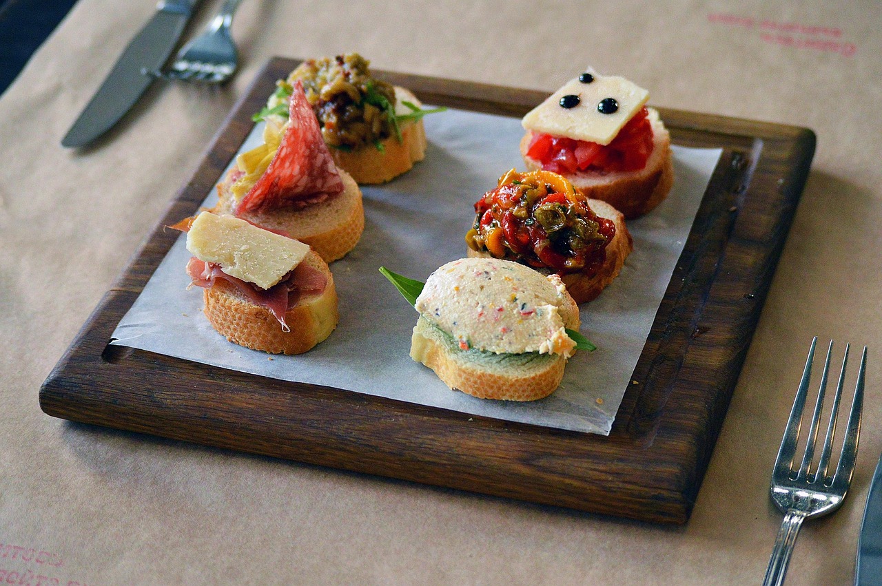 Cicchetti tipici del Veneto serviti in un caratteristico bacaro locale.