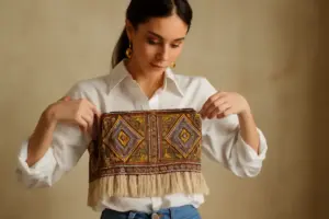 Come trasformare una camicia basic in top alternativo con dettagli etnici? La tecnica facilissima che pochi usano