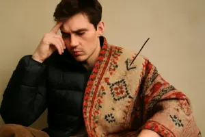 Stai pensando di mixare piumini urban e capi etnici? L’errore da evitare che rovina l’equilibrio